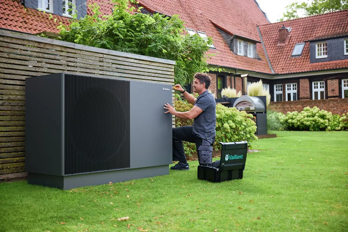 SHK-Fachhandwerker bei der Installation